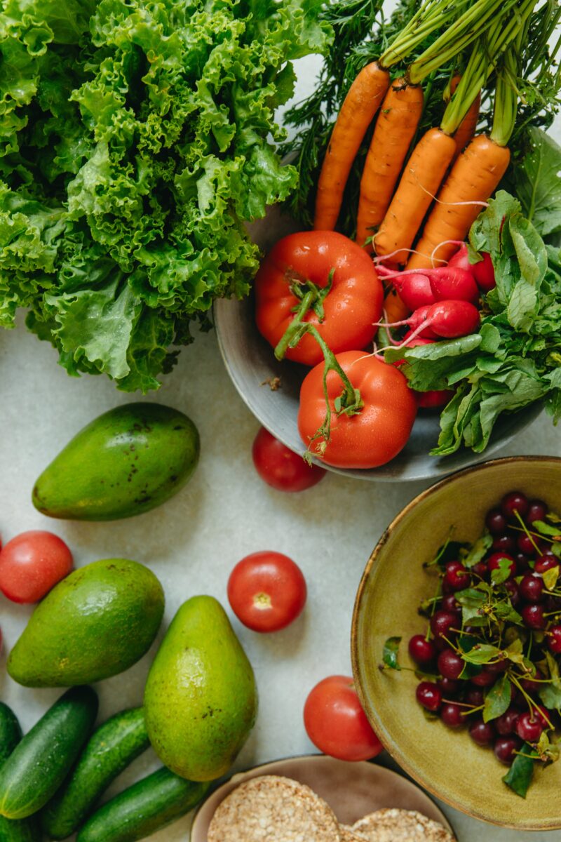 Ein Bild voll mit Gemüse , wie Salat, Tomaten, Avocado, Karotte etc. 